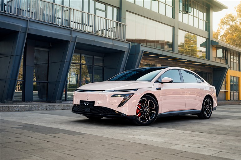 【これは一体？】特許出願された謎のセダンを発見。日産の中国向けPHEV「EVO」の市販型か？