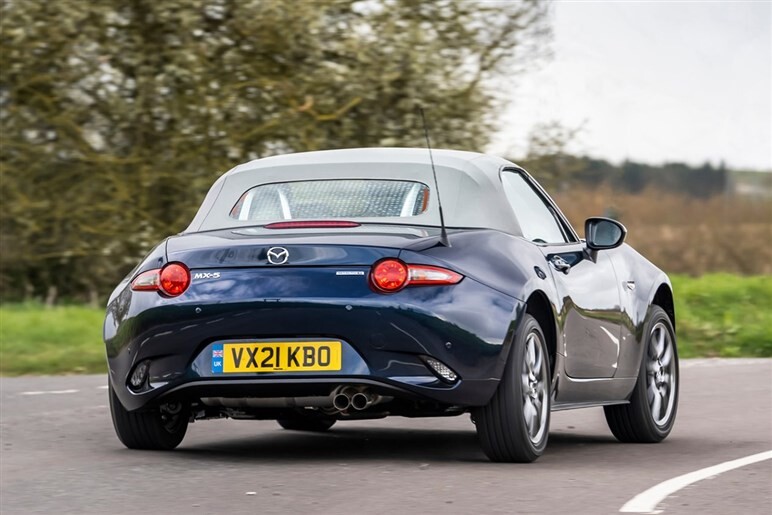 【まさかの2.5L化】次期ロードスターは排ガス規制対策で排気量アップ？ ハイブリッド追加の可能性も