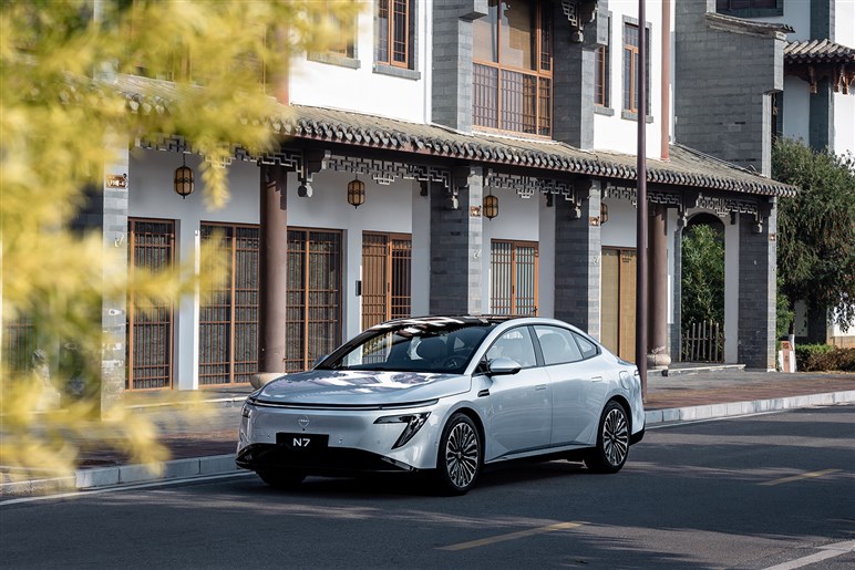 【これは一体？】特許出願された謎のセダンを発見。日産の中国向けPHEV「EVO」の市販型か？