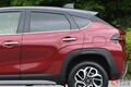 スズキの「ちいさいSUV」がスゴい！ 全長4m以下の小型ボディ×流麗クーペスタイルがカッコいい！ 「ヤリスクロス」よりコンパクトなのに室内ひろびろ！ 「フロンクス」どんなモデル？