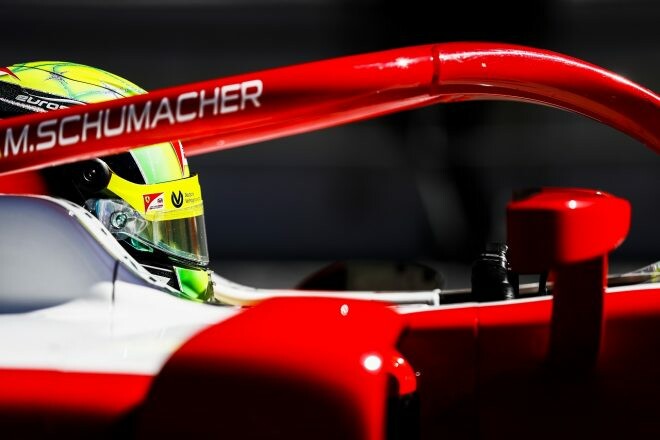 アルファロメオ、フェラーリ育成ドライバーのF1テストデビューをサポート。「シューマッハーとアイロットにとって重要な瞬間に立ち会うのが楽しみ」