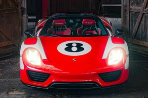 フェラーリの赤をまとったポルシェ「918スパイダー」があった！「ヒッピー・カラースキーム」という特別なカラーリングにつくプレ値は？
