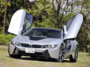 BMW i8は、持続可能な次世代モビリティを象徴するスーパースポーツカー【スーパーカークロニクル／117】