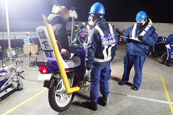 警視庁 運輸局の年末年始 暴走取締り に密着 不正改造車を強制 ピットイン かなり厳しい 乗りものニュース 自動車情報サイト 新車 中古車 Carview