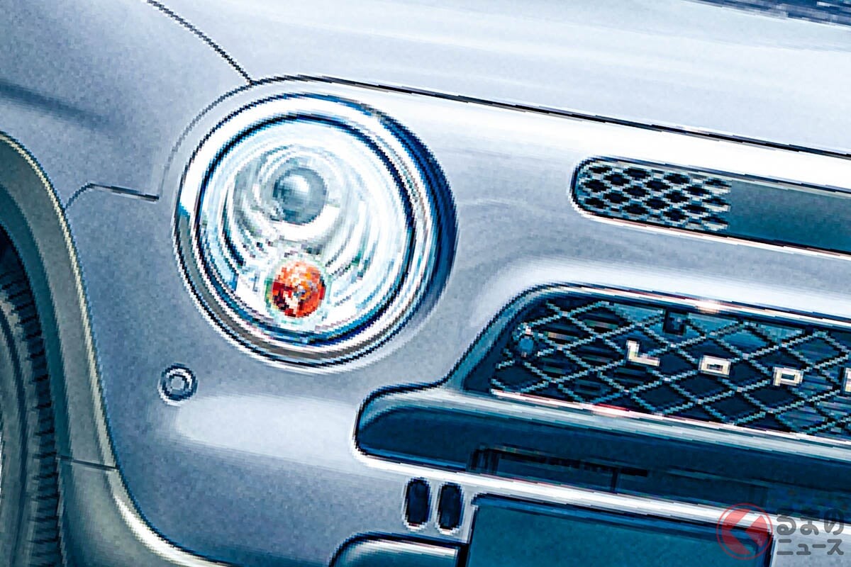 “1リッターで27km”以上走る！ スズキ新「軽セダン」発表！ 丸目な「旧車デザイン」が超カッコイイ！ 約164万円の「アルト ラパン LC」が販売店でも話題に