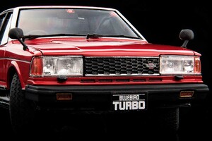 コイツの時代を覚えているか…!?タミヤ製プラモ「910型ブルーバード」で1982年にタイムスリップ！【モデルカーズ】