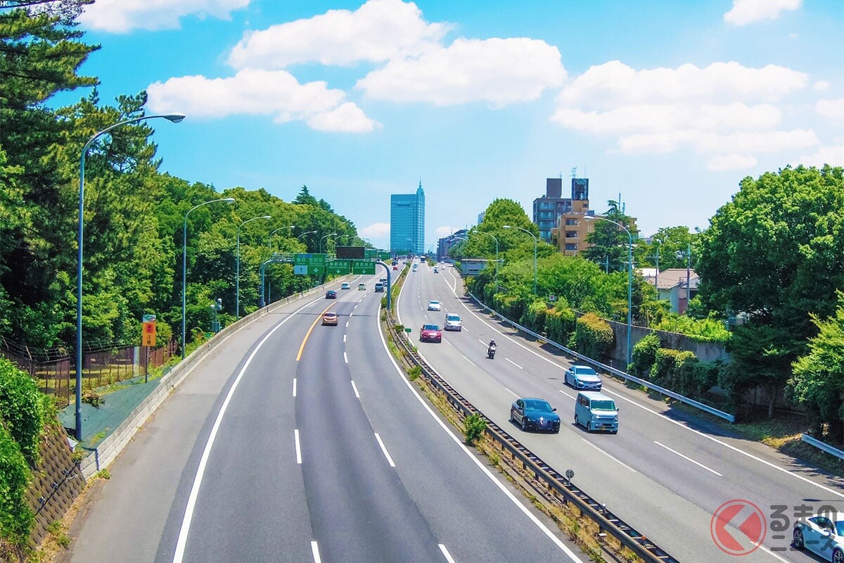 わずか2000円で「足を伸ばして寝れる！」“高速道路”に登場した「すごい休憩スペース」が本当にスゴイ！ 車中泊やホテルより“お手軽”な斬新「寝ころびスペース」が最高すぎる！