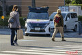 運転席はまさかの無人！　ハンドルが勝手に回る日産セレナって無事横浜市街を走れるのか？