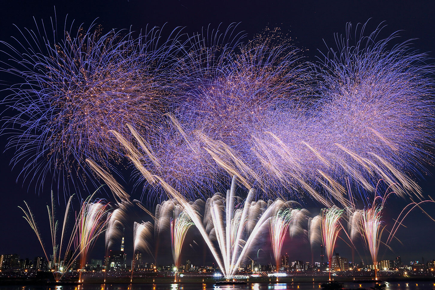 荒川の空を1万3000発の花火が彩る！ 「足立の花火」が7月20日（土）に開催。 周辺の交通規制にもご注意を。