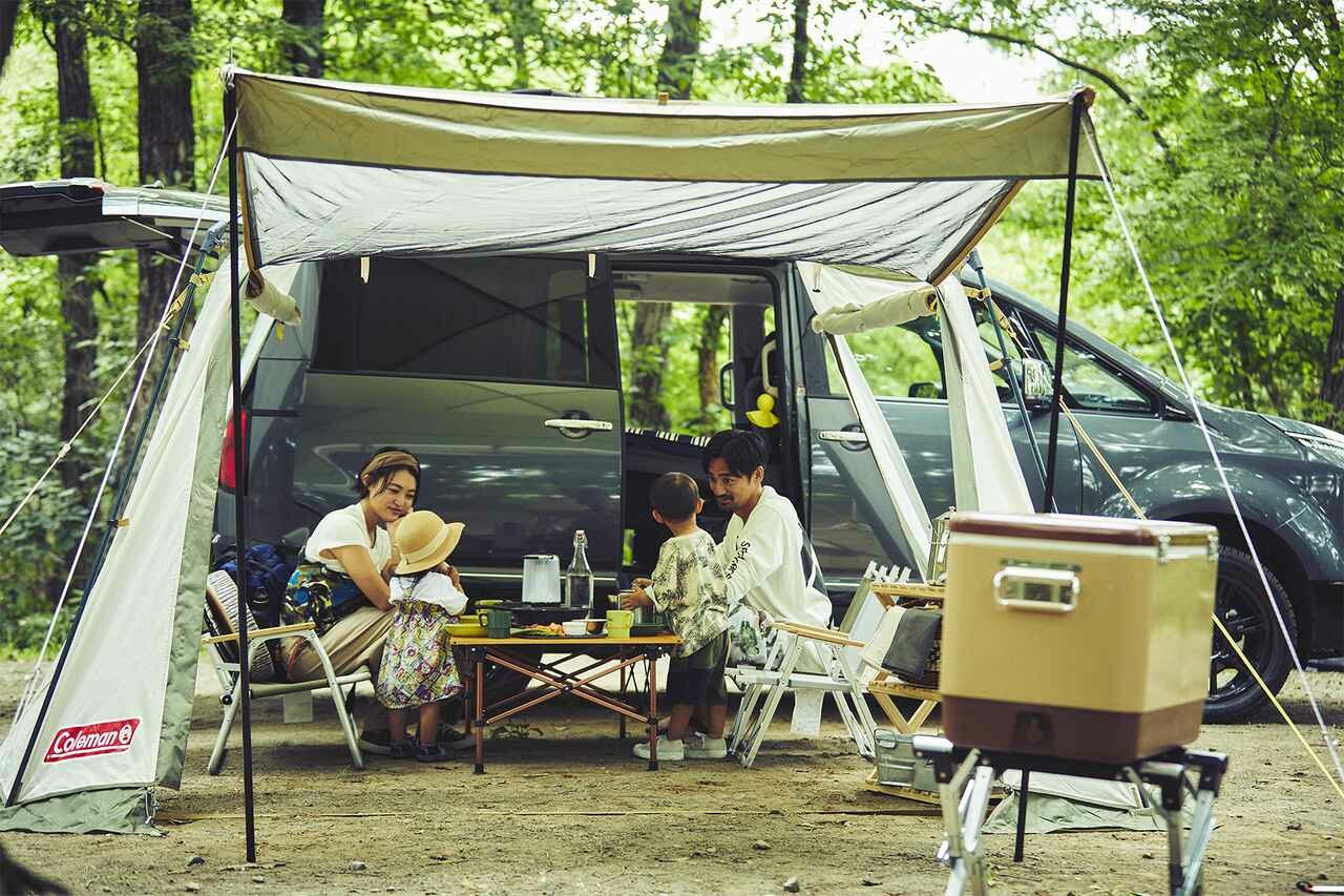 クルマとテントを専用の吸盤で簡単連結！ コールマンが提案する新キャンプスタイル