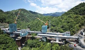新東名で「世界初＆世界唯一の橋」造ってます 難所が生んだ“アンバランスな構造”とは
