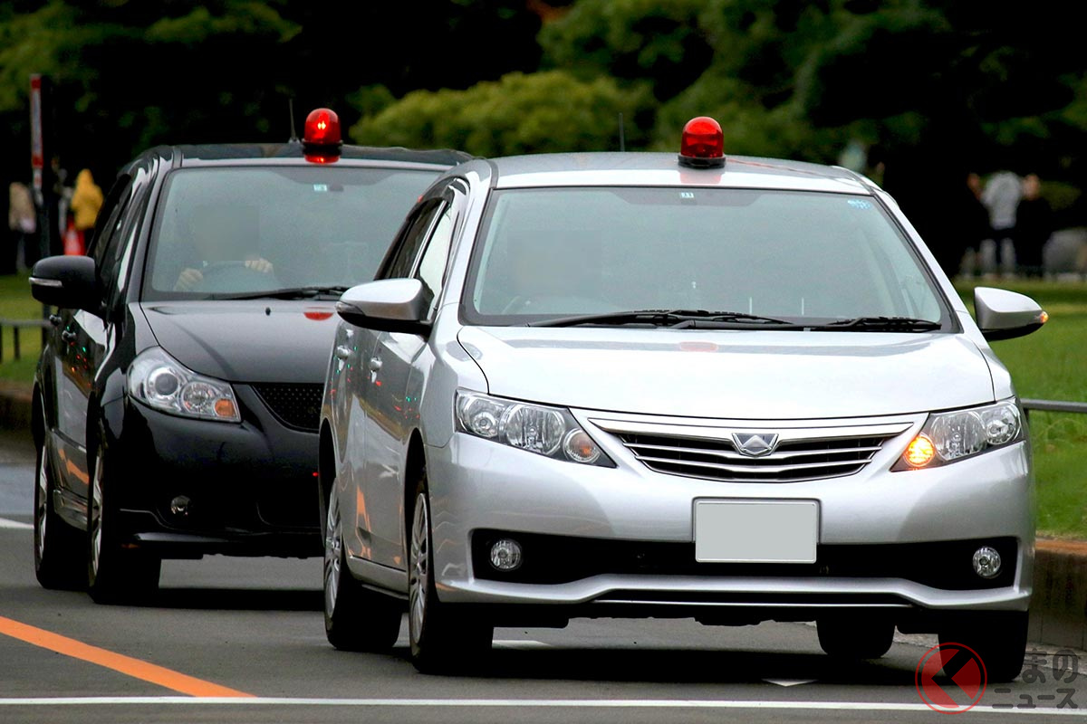 赤色灯「ピカッ」！ おまわりさんが乗る「パトロールカー」の車内はどうなっている!? 実はよく知らないパトカーの「装備」とは