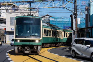 連結部分なんか変!! 江ノ電が “独特すぎる” 列車を使い続けるワケ JRや大手私鉄に波及しないのナゼ？