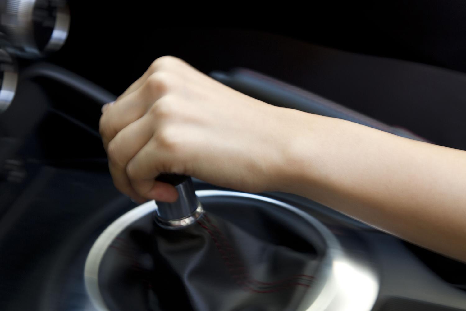Mt車の駐車で入れておくギヤは 何速 が正解 同時に必須だけど ほとんどの人がやらない こととは Web Cartop 自動車情報サイト 新車 中古車 Carview