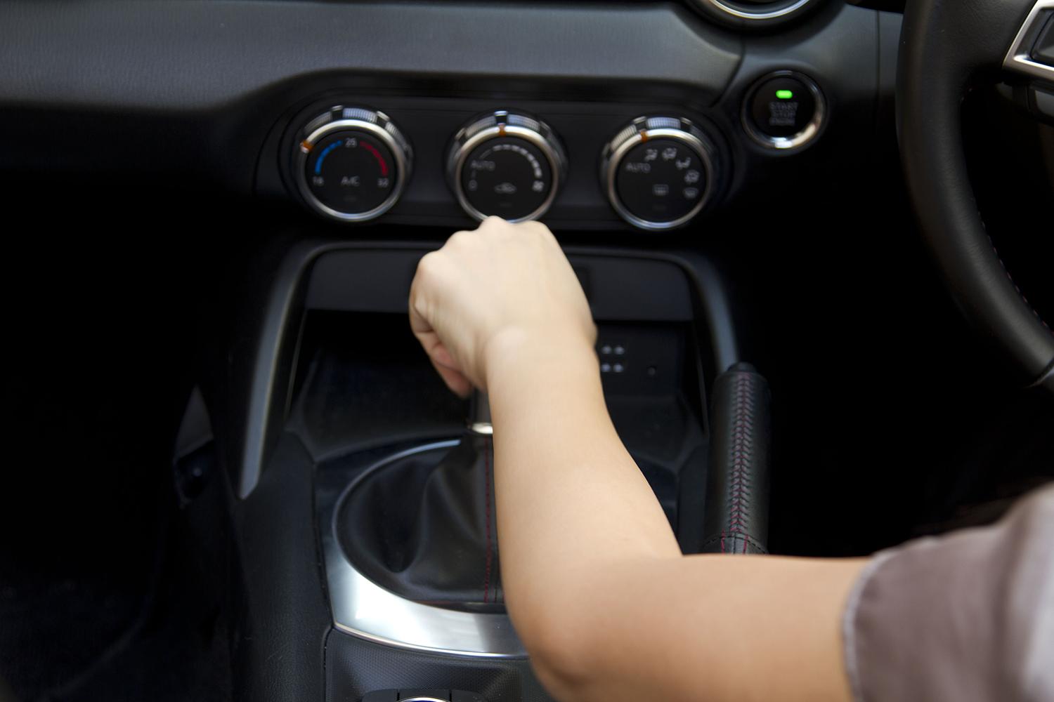 Mt車の駐車で入れておくギヤは 何速 が正解 同時に必須だけど ほとんどの人がやらない こととは Web Cartop 自動車情報サイト 新車 中古車 Carview