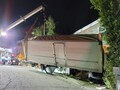 【クラッシュ！】オーマイガー！ビバリーヒルズで暴走トラックがランボルギーニとロールスロイスを踏みつけた！