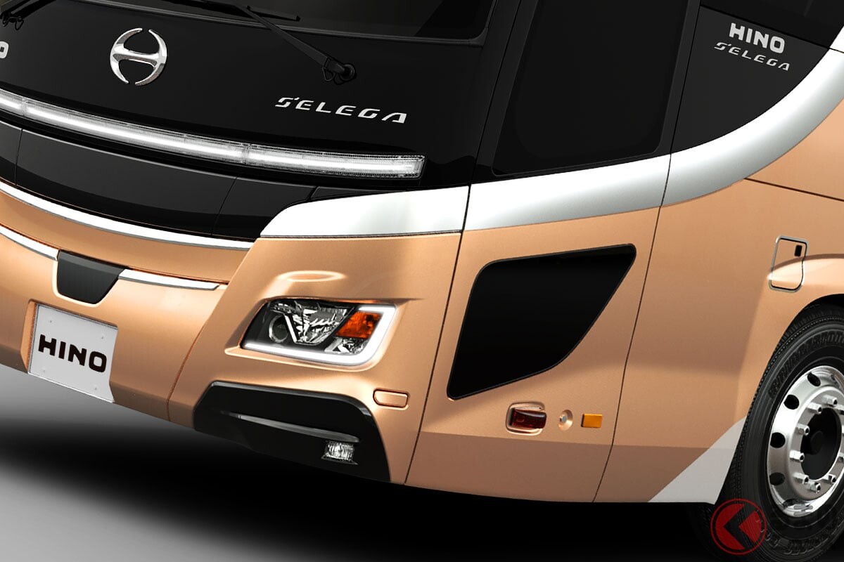 20年ぶりデザイン刷新！ 日野「新たな精悍モデル」初公開に反響殺到！ 「リアが新しい」の声も！ 斬新「門型スポイラー」×上質空間の「キング・オブ・観光バス」新セレガ JMSで披露