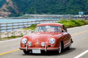 ポルシェ最初期の「356プリA」で夫婦仲よくドライブ！ 優れたスポーツカーは人に優しいGTカーでした