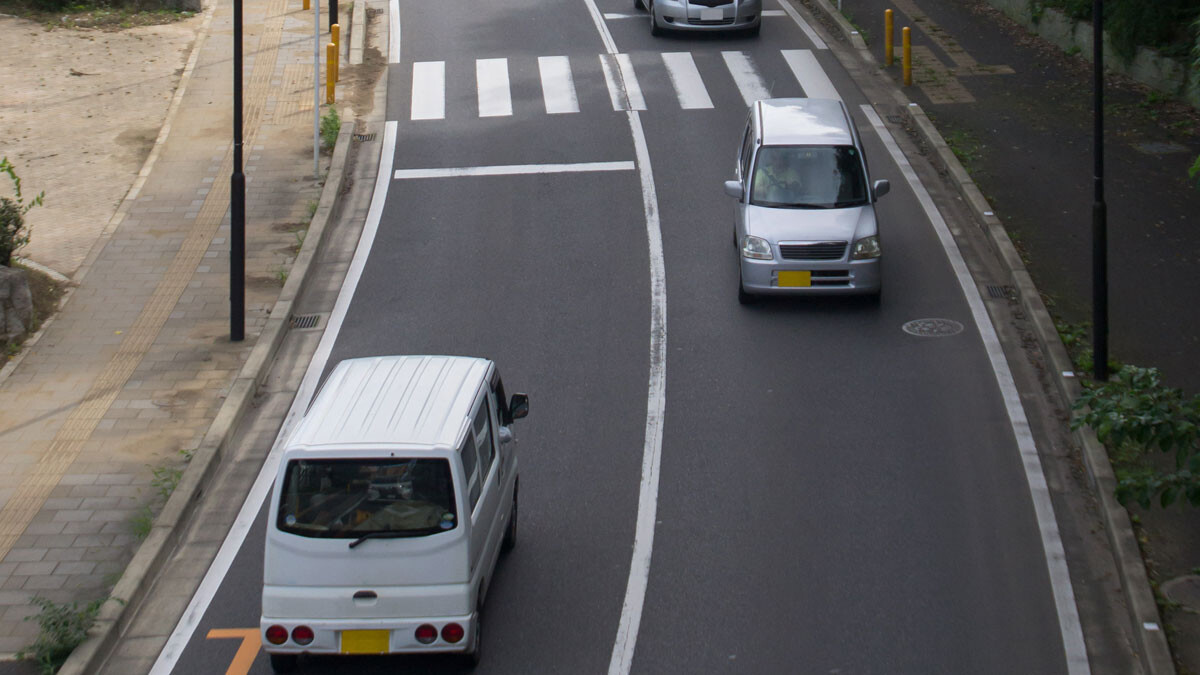 真ん中? 左寄り?? 車線のどこを走るのが正解か諸説紛々 「キープレフト」の意味と狙い