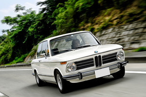 BMW「3シリーズ」の祖先「2002tii」の実力は？ 時代を超えて「高性能」を体感させてくれる傑作でした【旧車ソムリエ】