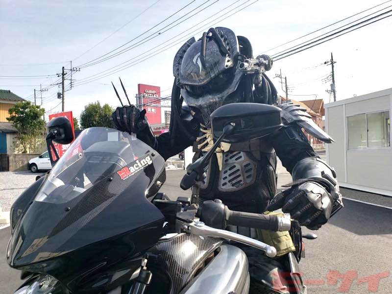 地球外生命体 プレデター の頭の先から服装まで バイク用品で再現しちゃった人がいた モーサイ 自動車情報サイト 新車 中古車 Carview