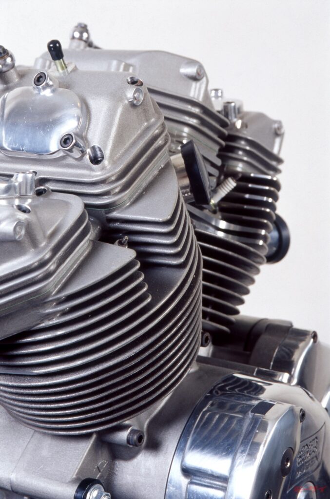 F1の無限 が放った意外すぎる公道バイク用空冷ohvエンジン Mrv1000とは モーサイ 自動車情報サイト 新車 中古車 Carview