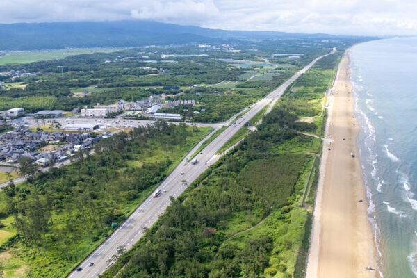 「全線80キロ越え“ぜんぶ無料”」の大動脈、ついに4車線化区間がつながる！ 信号ゼロで景色サイコーな「のと里山海道」さらに改良