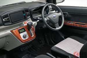 103万円から！ スバル最新「軽セダン」がスゴイ！ “高級感＆渋さ”アップの「レトロ仕様」な豪華内装のプレオプラス！ 漂う“昭和感”サイコーなコーディネートとは？