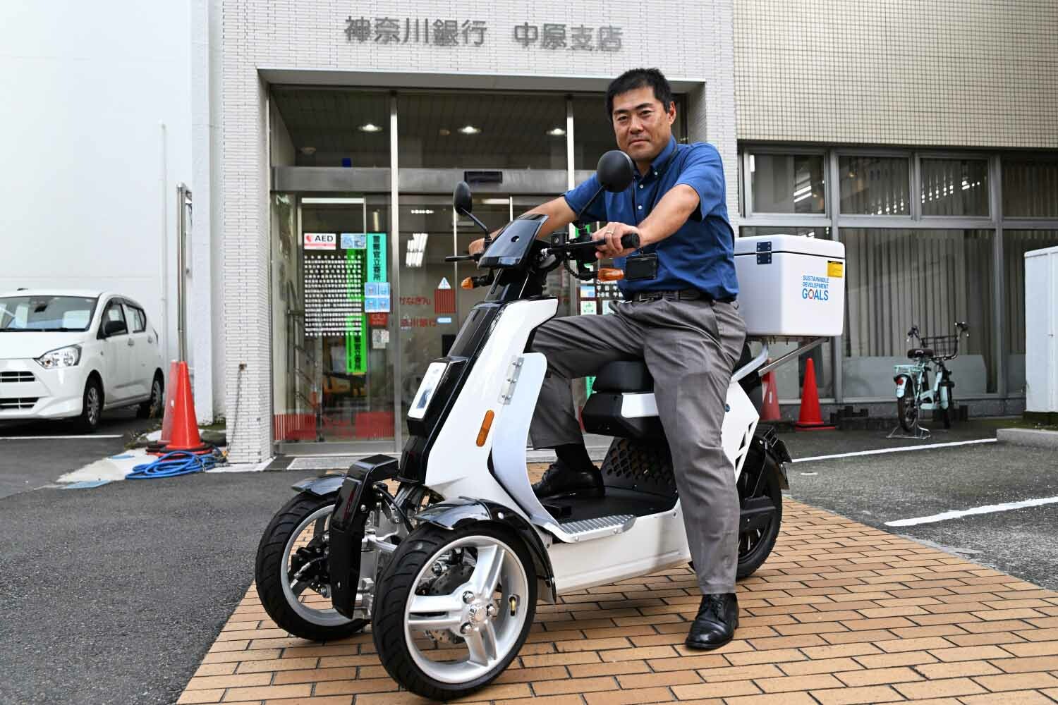 なぜ地域金融機関が次々と電動3輪バイクを導入？ ノーヘル・普通免許で運転可能な「スイング・スポーツ」の利点と採用理由を関係者に尋ねてきました