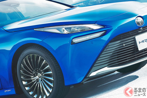 720万円超えのトヨタ“新”「高級セダン」登場！ 鮮烈ブルー＆流麗デザインがカッコイイ！ 先進運転支援強化の新「MIRAI」18日発売