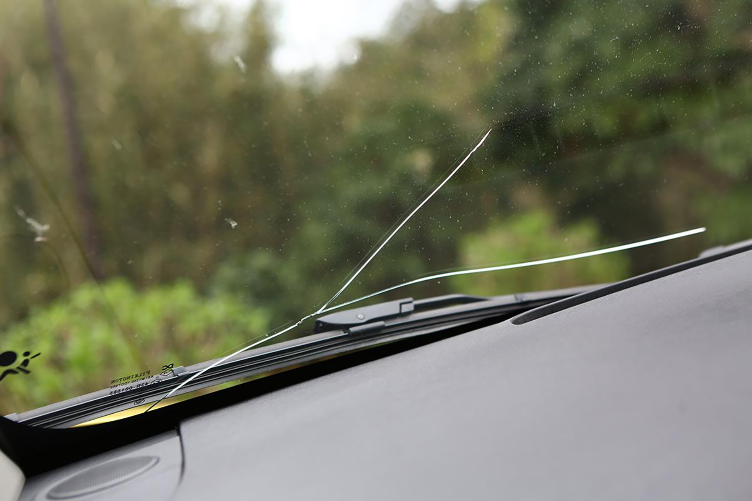 保険も使えるが 等級 に影響 そのままでは車検に通らないクルマのフロントガラスの ひび割れ の直し方 Web Cartop 自動車情報サイト 新車 中古車 Carview
