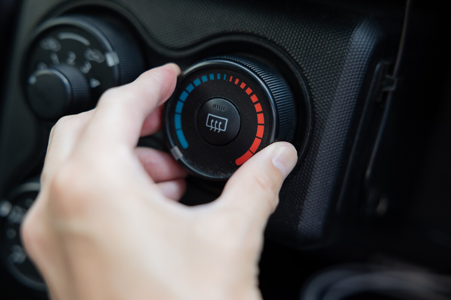 昭和オヤジからしたら便利すぎて泣けてくる！　昔じゃ考えられない今のクルマの標準装備