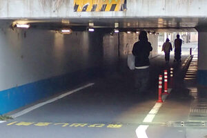 激低っ！「提灯殺しのガード」が千葉にもあった！ しかも「高速道路の下」に 実は最近長くなった？