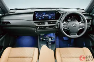 リッター26km走る！ レクサス「新コンパクトSUV」発売！ めちゃ光る豪華インテリアがスゴい！ 全長4.5m級の“ちょうどいいサイズ”×真っ白内装もある「UX」何が変わった？