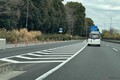 これって違反にならないの？ 時々見かけるバイクでゼブラゾーンを走る行為