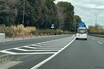 これって違反にならないの？ 時々見かけるバイクでゼブラゾーンを走る行為