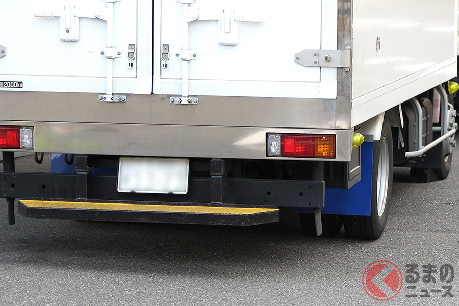眩しすぎ トラックの明るい電灯と板はなぜ存在 非難の声多くも装着車が多い理由 くるまのニュース 自動車情報サイト 新車 中古車 Carview