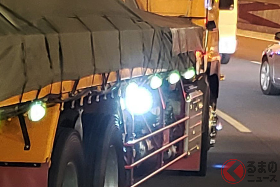眩しすぎ トラックの明るい電灯と板はなぜ存在 非難の声多くも装着車が多い理由 くるまのニュース 自動車情報サイト 新車 中古車 Carview