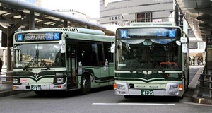 観光客多すぎ「激混みバス」への“答え”とは？ 京都市バス“空前の大幅ダイヤ改正” 観光客用「運賃2.2倍バス」も新登場