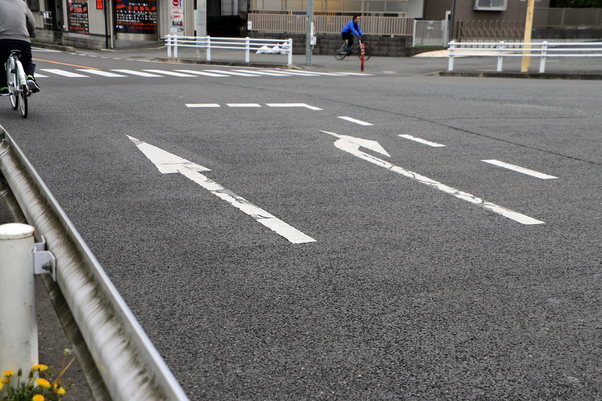 道路に表示された 矢印 意外と知らない 実線 と 破線 の違いとは Web Cartop 自動車情報サイト 新車 中古車 Carview