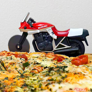 スズキ“KATANA”がキッチンに降臨！　話題の「ピザカッターナ」新色レッド登場