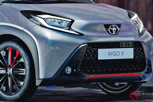 トヨタ新型「最小SUV」まもなく受注開始！ オシャ内外装に“カオス”ルーフ採用!? 英国で325万円から展開される”裏原宿系“「アイゴX」とは