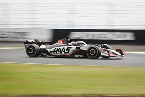 坪井翔、F1初ドライブ。小雨降るハースTPC午前セッションでコースレコードから0.5秒落ちのタイムを記録