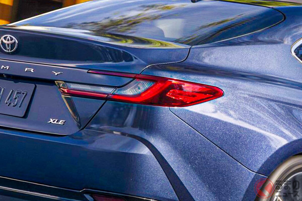 約360万円！ トヨタ“新”「カムリ」発表され話題に！ 230馬力超え「FF／“4WD”セダン」！  “サメ顔”の加国「新モデル」に称賛の声