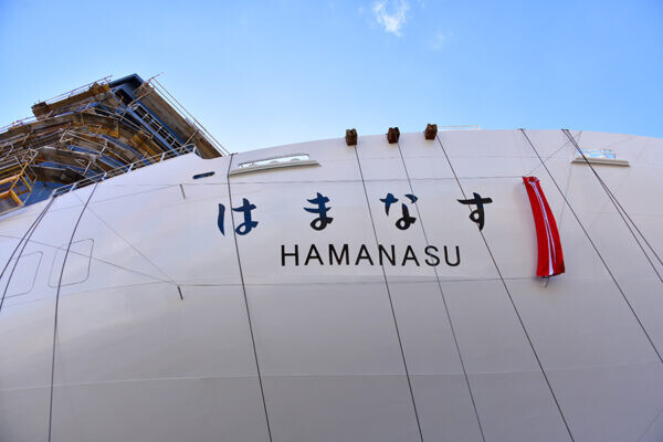 「日本最速のフェリー」後継2隻目「はまなす」ついに進水！ 新日本海フェリー新造船 1番船にない“太陽電池ペタペタ”って!?