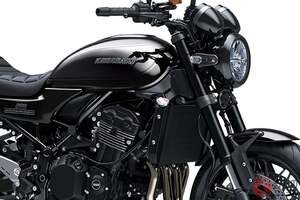 カワサキ「新Z900RS」発表！ 世界初公開されたばかりの最新モデルが「黒すぎ仕様」で登場！ 26年2月に「Black Ball Edition」発売 マフラー以外ほぼブラック仕上げに