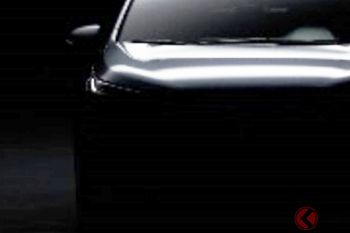 スズキが新型SUVを公開秒読み！ 新型「Sクロス」8年ぶり全面刷新で11月下旬発表へ ジムニーからの歴史継承する最新SUV登場