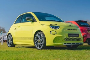 BEVホットハッチ　アバルト500e　ハンドリング重視のチューニング　6月より納車開始