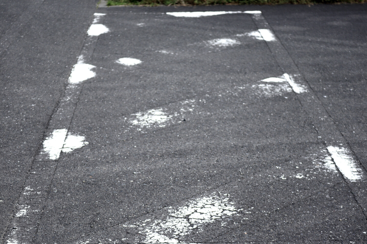 標識隠れてるじゃん！　ペイント消えてるし！　「交通違反したのは道路側の問題じゃない？」の場合「ドライバーの責任」はどうなる？