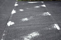 標識隠れてるじゃん！　ペイント消えてるし！　「交通違反したのは道路側の問題じゃない？」の場合「ドライバーの責任」はどうなる？